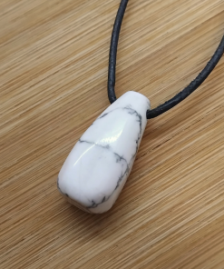 Alternative view of Magnezit - bušeni polirani oblutak "suza"