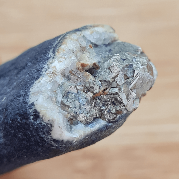 Pirit u stjeni detaljna slika prednje strane