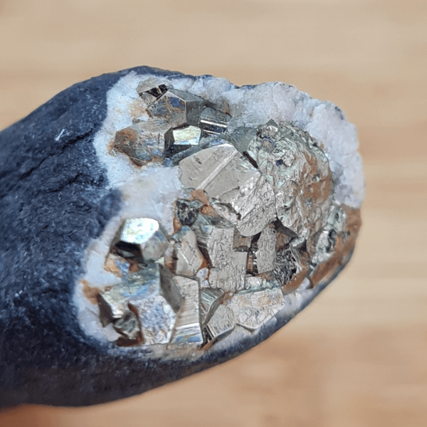 Pirit u stjeni detaljna slika stražnje strane