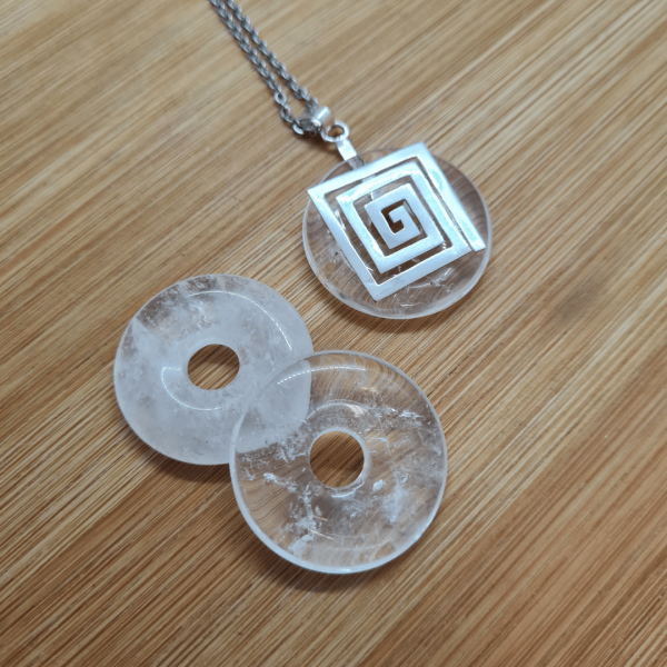 Gorski kristal oblika donut veličine 3cm tri komada sa srebrnim privjeskom