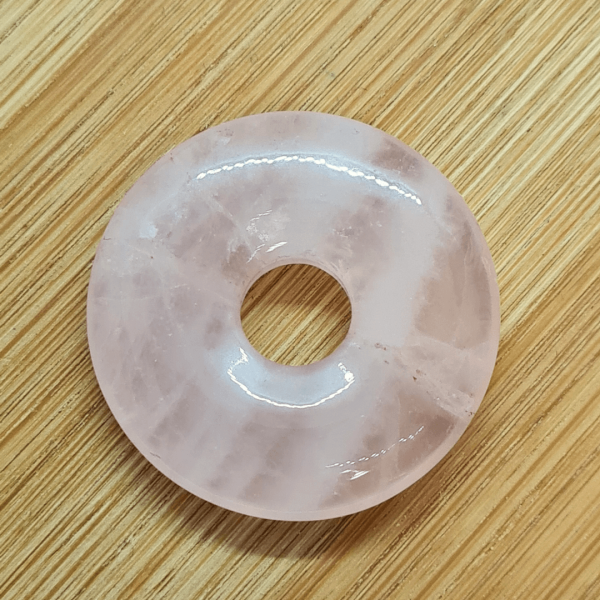 Ružičasti kvarc oblika donut veličine 3 cm