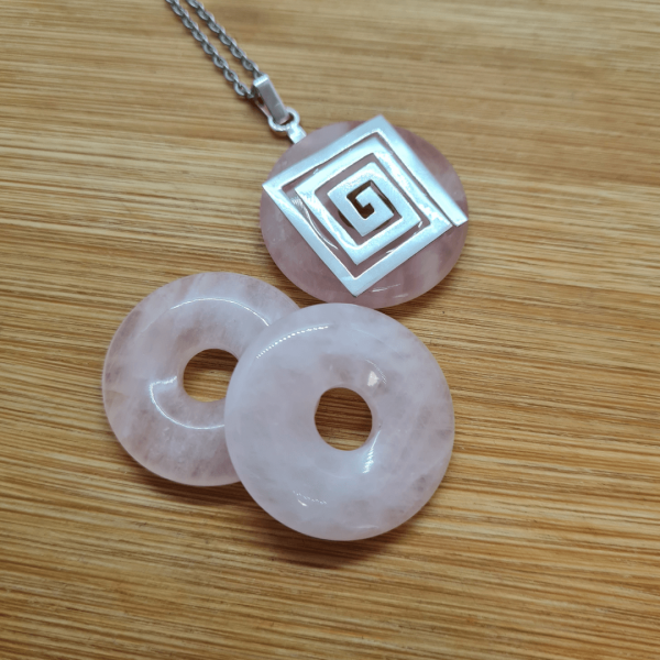 Ruzičasti kvarc oblika donut donut tri komada 3 cm sa srebrnim privjeskom