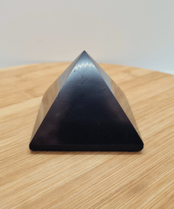 Šungit - piramida 7x7 cm polirana bočno
