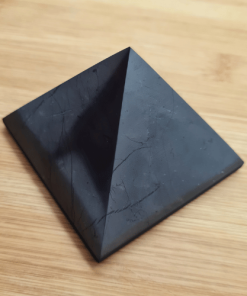 Šungit - piramida 7x7 cm polirana detalj