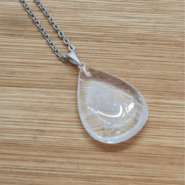 privjesak gorski kristal suza detalj