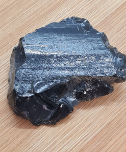 Opsidijan crni - neobrađeni grumen detalj
