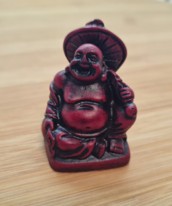 Figura Buddha s štapom i šeširom