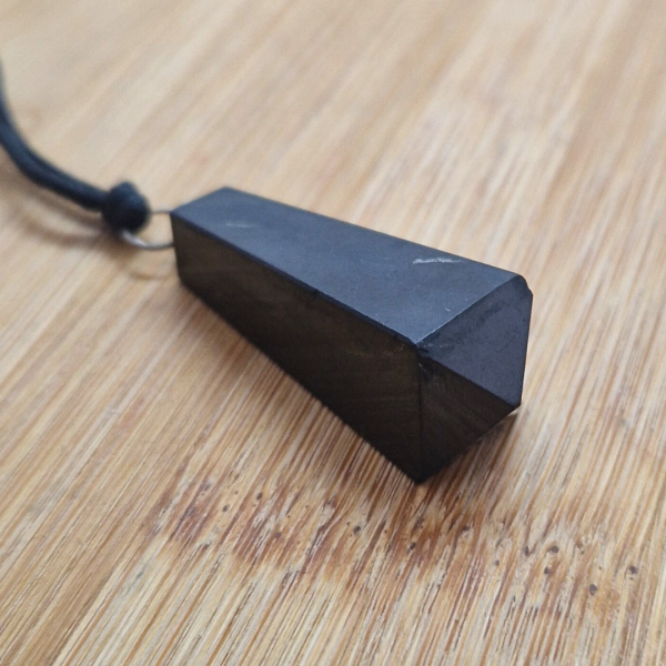 Šungit - privjesak s vrpcom