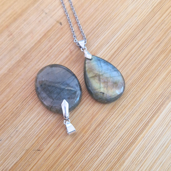 Labradorit - privjesak kabušon