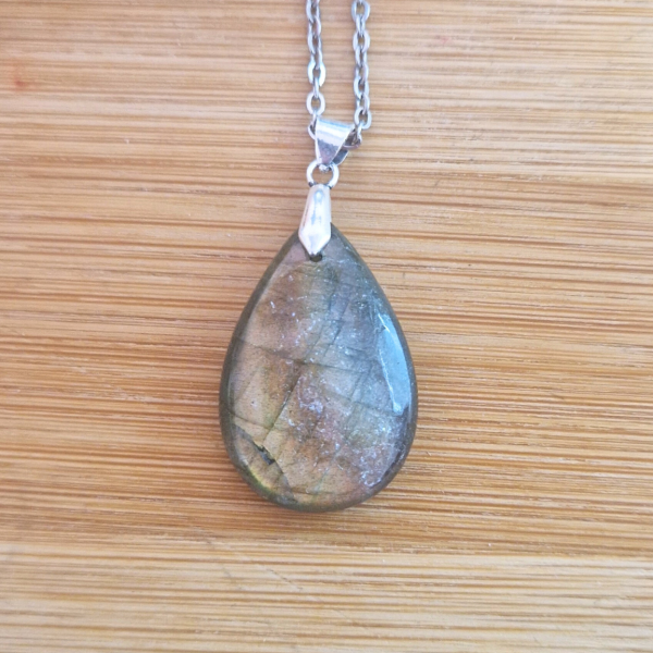 Labradorit - privjesak kabušon