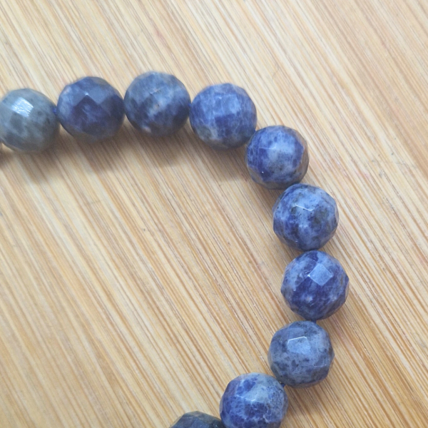 Sodalit - narukvica fasetirane kuglice 10 mm