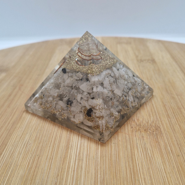 Orgonit piramida – Mjesečev kamen