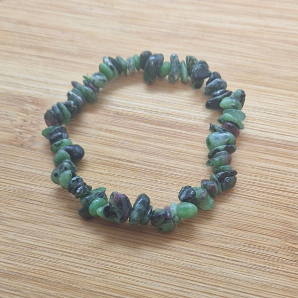 Zoisit s rubinom - narukvica "chips"