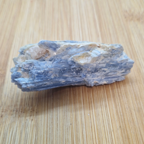 Disten - neobrađeni 6,3 x 2,4 cm