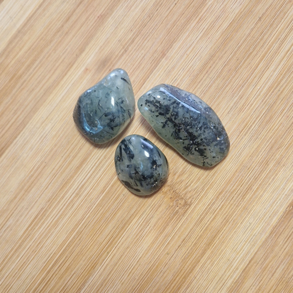 Prehnit - polirani oblutak