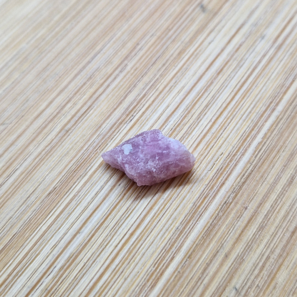 Rubelit (crveni turmalin) – neobrađeni XS