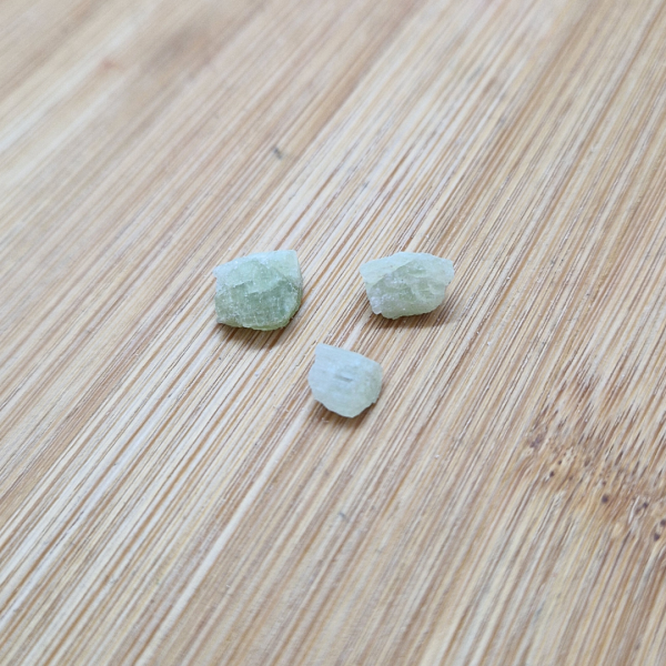 Verdelit (zeleni turmalin) – neobrađeni XS