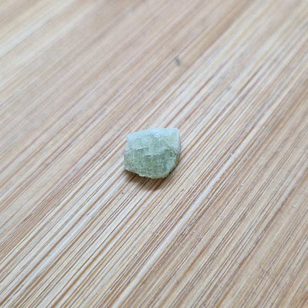 Verdelit (zeleni turmalin) – neobrađeni XS