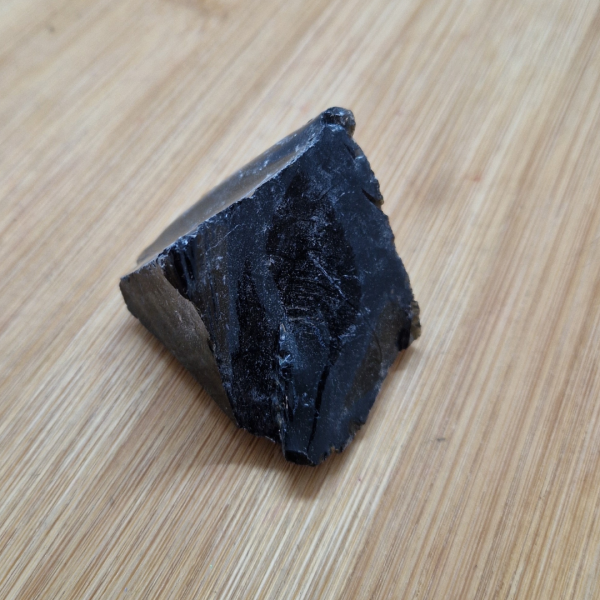 Opsidijan crni – neobrađeni grumen L