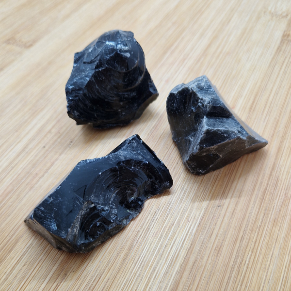 Opsidijan crni – neobrađeni grumen L