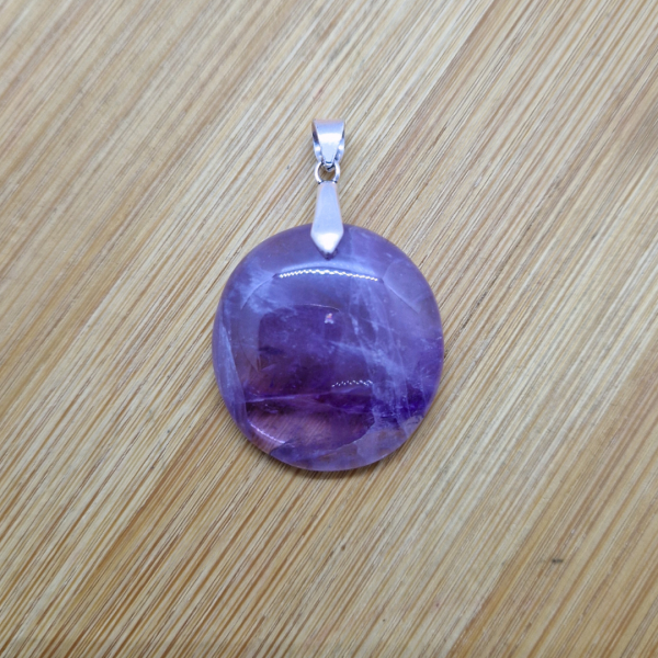 Ametist – privjesak kabušon okrugli