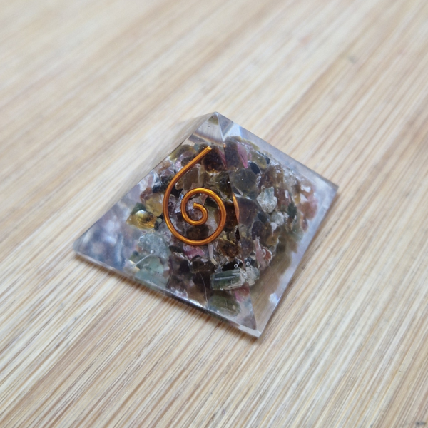 Orgonit piramida – Turmalin 