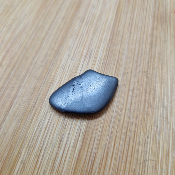 Šungit – polirani oblutak M