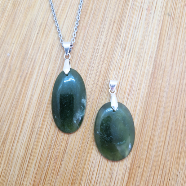 Žad - privjesak kabušon