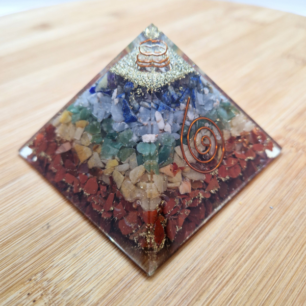 Orgonit piramida – 7 Chakra 7 x 7 cm
