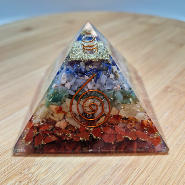 Orgonit piramida – 7 Chakra 7 x 7 cm