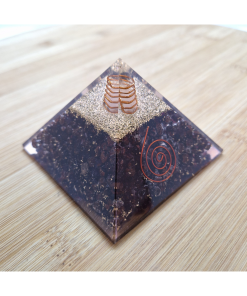 Orgonit piramida – Granat 7 x 7 cm