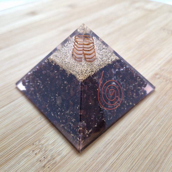 Orgonit piramida – Granat 7 x 7 cm