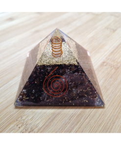 Orgonit piramida – Granat 7 x 7 cm