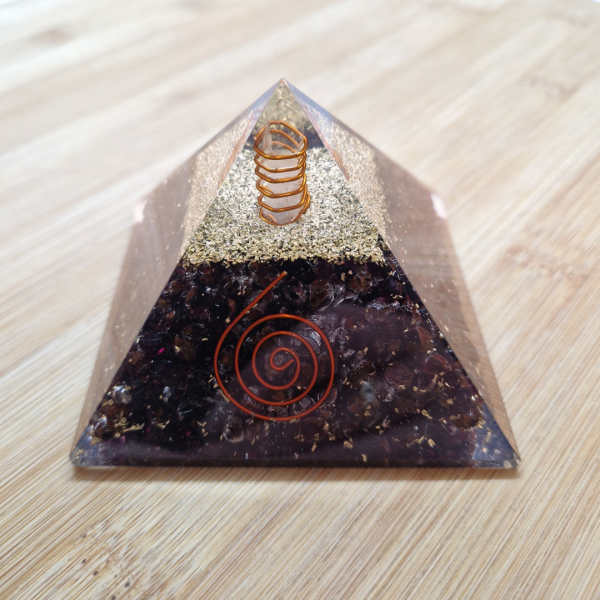 Orgonit piramida – Granat 7 x 7 cm