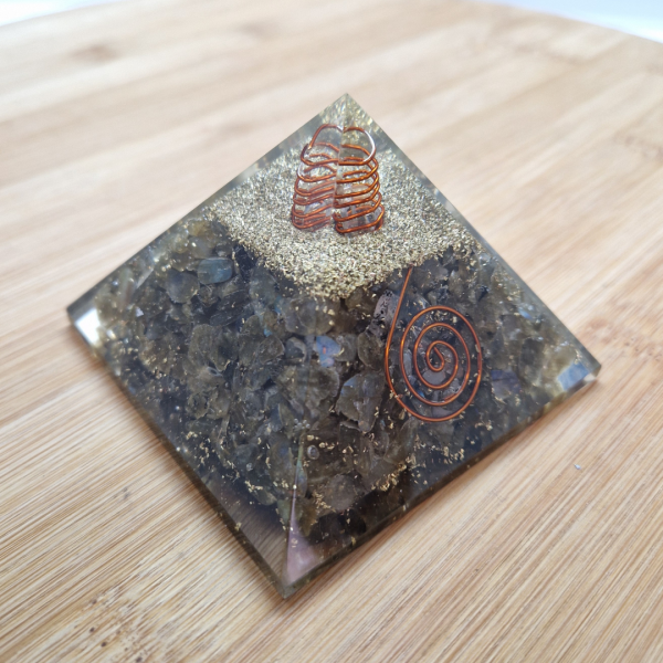 Orgonit piramida – Labradorit 7 x 7 cm