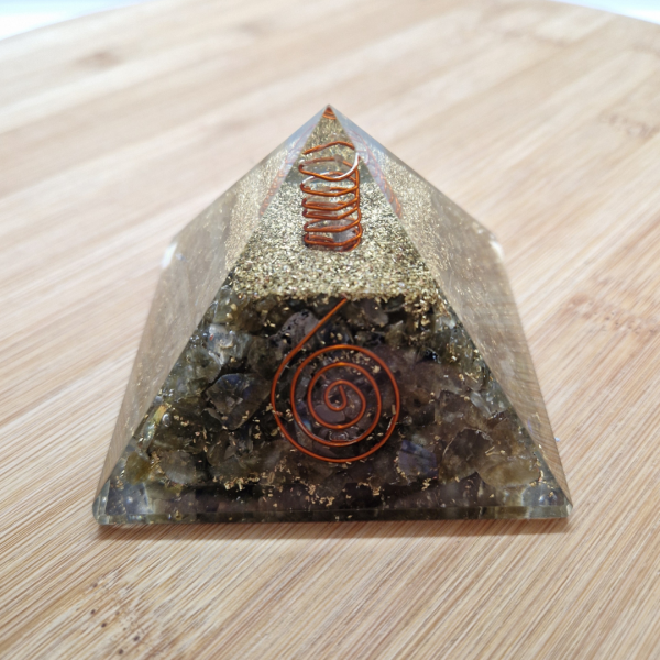 Orgonit piramida – Labradorit 7 x 7 cm