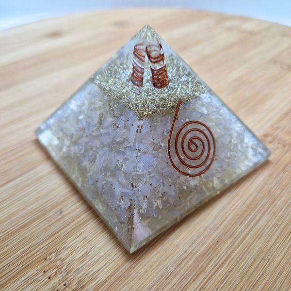 Orgonit piramida – Opalit 7 x 7 cm