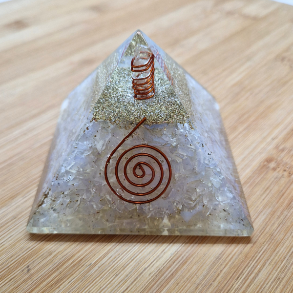 Orgonit piramida – Opalit 7 x 7 cm