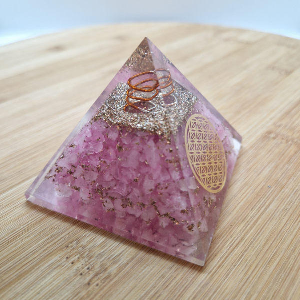 Orgonit piramida – Ružičasti kvarc 7 x 7 cm