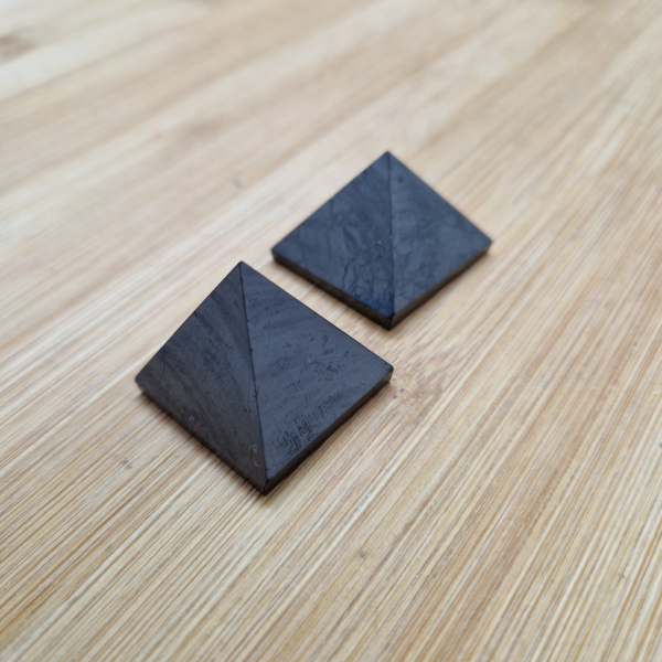 Šungit – piramida 2,5 cm