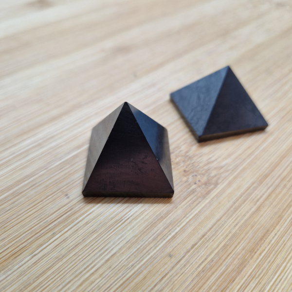 Šungit – piramida 2,5 cm