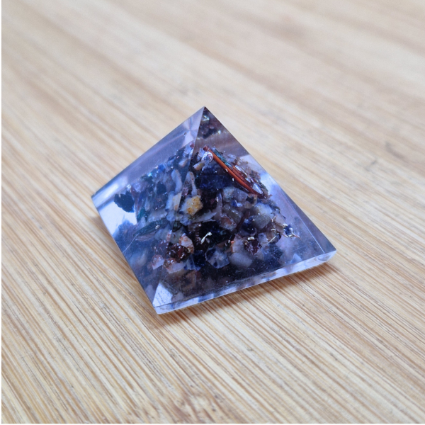 Orgonit piramida - Disten 3 cm