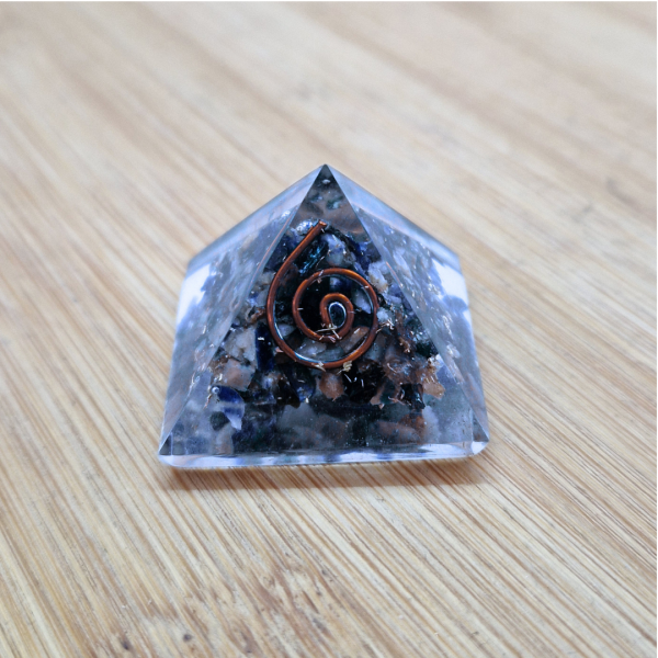 Orgonit piramida - Disten 3 cm