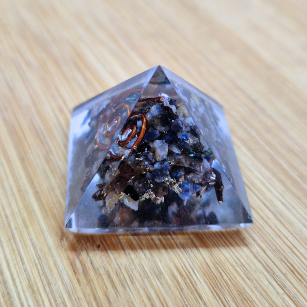 Orgonit piramida - Disten 3 cm