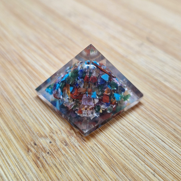 Orgonit piramida – Mix 3 cm