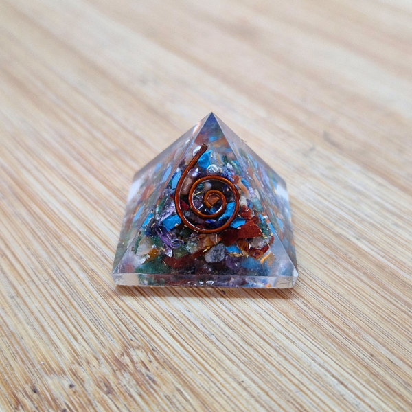 Orgonit piramida – Mix 3 cm